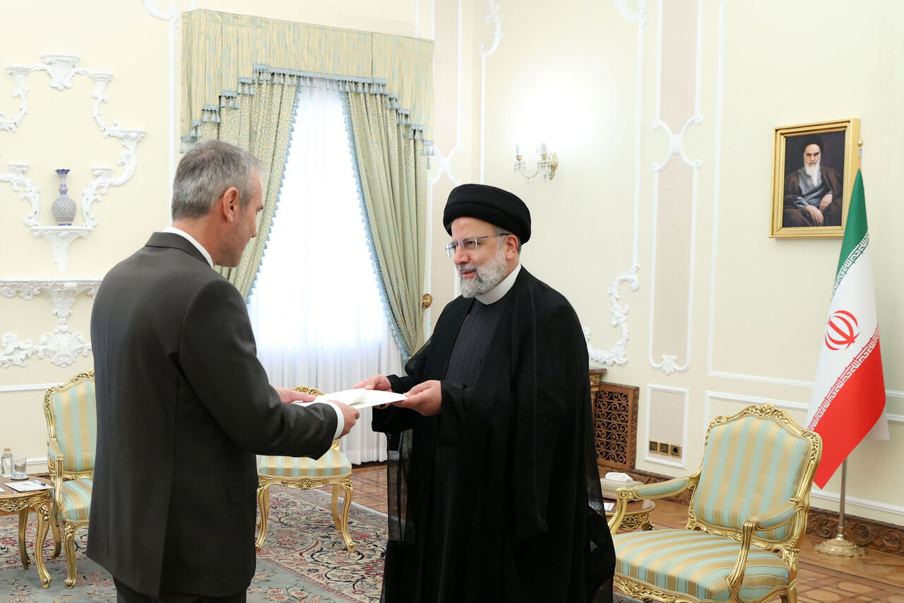 Büyükelçilerden Cumhurbaşkanı Reisi’ye güven mektubu