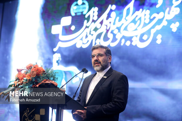 محمدمهدی اسماعیلی وزیر فرهنگ و ارشاد اسلامی در حال سخنرانی در اختتامیه جشنواره فیلم کوتاه تهران است