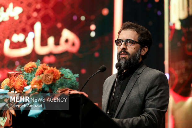 بهروز شعیبی در حال سخنرانی در اختتامیه جشنواره فیلم کوتاه تهران است