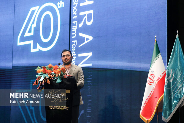 مهدی آذرپندار دبیر جشنواره بین‌المللی فیلم کوتاه تهران در حال سخنرانی در اختتامیه جشنواره فیلم کوتاه است