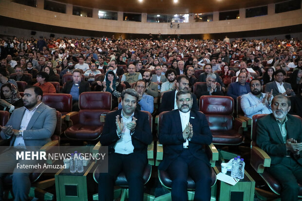 محمدمهدی اسماعیلی وزیر فرهنگ و ارشاد اسلامی و محمد خزاعی رییس سازمان سینمایی در اختتامیه جشنواره فیلم کوتاه تهران حضور دارند