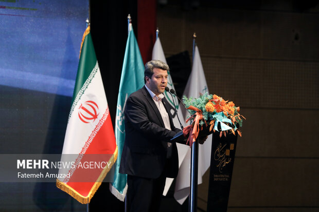 محمد خزاعی رییس سازمان سینمایی در حال سخنرانی در اختتامیه جشنواره فیلم کوتاه تهران است