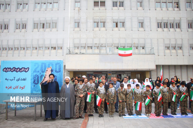 زنجیره انسانی کودکان تبریزی در حمایت از کودکان غزه