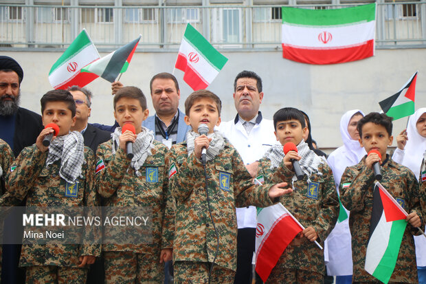 زنجیره انسانی کودکان تبریزی در حمایت از کودکان غزه