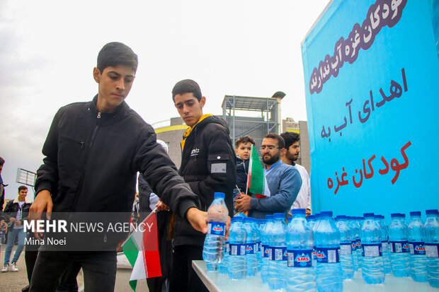 زنجیره انسانی کودکان تبریزی در حمایت از کودکان غزه