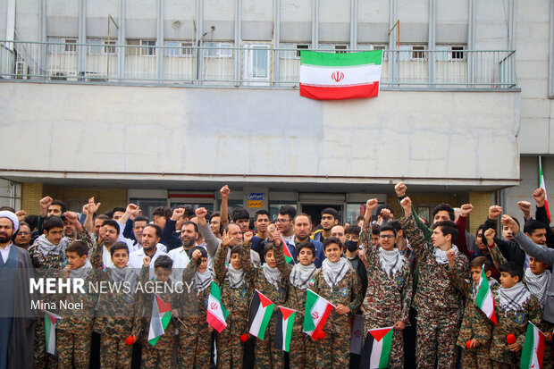 زنجیره انسانی کودکان تبریزی در حمایت از کودکان غزه