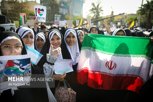 تجمع دانش آموزان شهر تهران در حمایت از کودکان غزه و فلسطین، صبح روز چهارشنبه ۳ آبان ۱۴۰۲ در میدان فلسطین برگزار شد