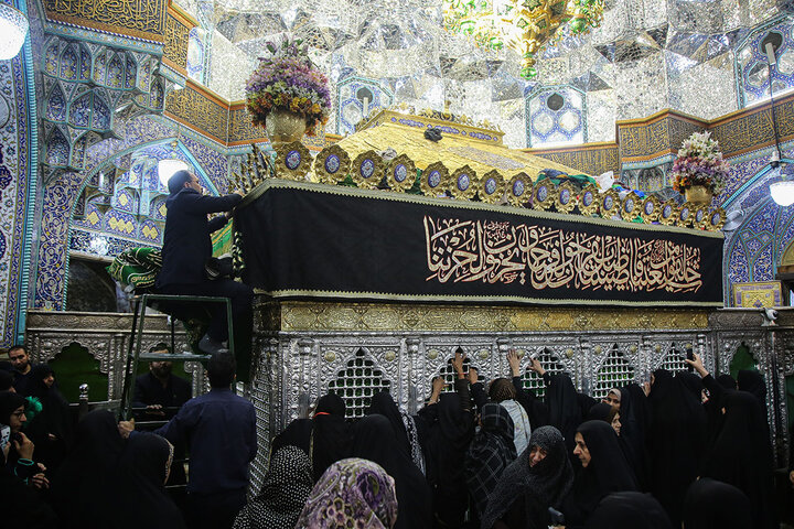 ضریح و حرم مطهر حضرت معصومه (س) سیاهپوش شد