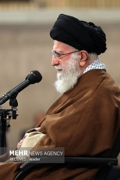  قائد الثورة الاسلامية يستقبل أعضاء مؤتمر ذكرى شهداء لرستان