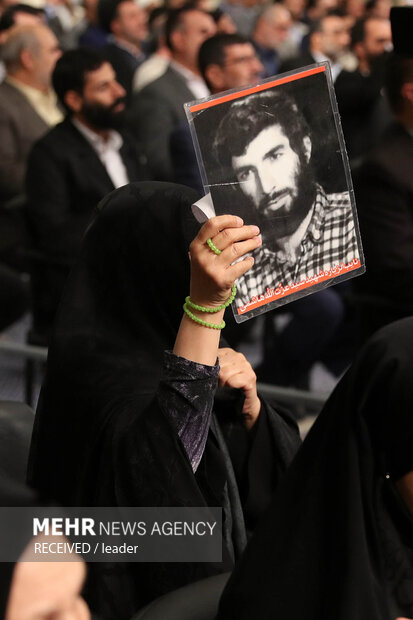  قائد الثورة الاسلامية يستقبل أعضاء مؤتمر ذكرى شهداء لرستان