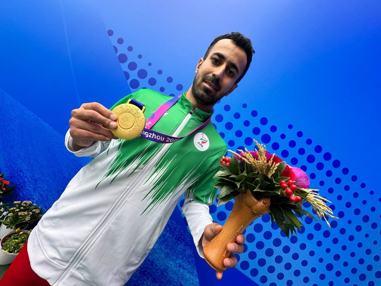 مرد طلایی پارادوومیدانی ایران مدالش را به روح پدر و مادرش اهداکرد