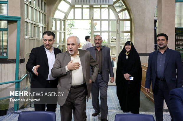 محمدجواد ظریف در حال ورود به نشست فلسطین در سیره نظری و عملی امام (ره) است