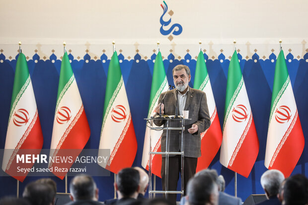 دکتر محسن رضایی دبیرشورای عالی هماهنگی اقتصادی سران قوا در حال سخنرانی در مراسم اولین همایش 4 هزارنفری مبنا است