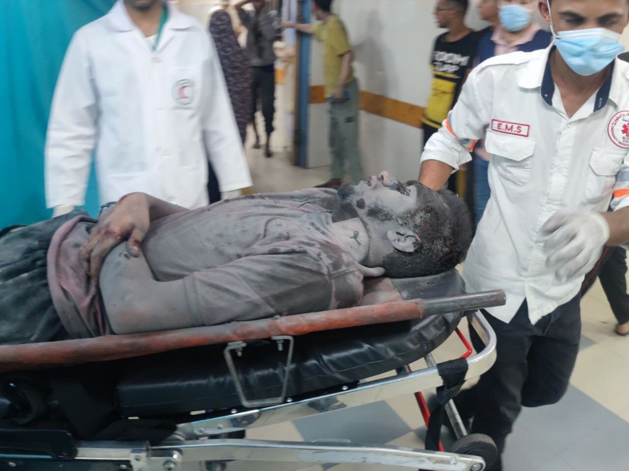 ۱۷ شهید و۱۰۰ زخمی در بمباران یک ساختمان مسکونی در خانیونس+فیلم