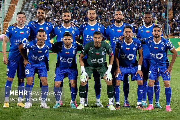 بازیکنان تیم فوتبال استقلال تهران در حال گرفتن عکس یادگاری پیش از دیدار تیم های فوتبال استقلال تهران و آلومینیوم اراک هستند