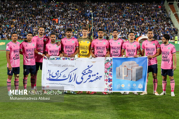 بازیکنان تیم فوتبال آلومینیوم اراک  در حال گرفتن عکس یادگاری پیش از دیدار تیم های فوتبال استقلال تهران و آلومینیوم اراک هستند