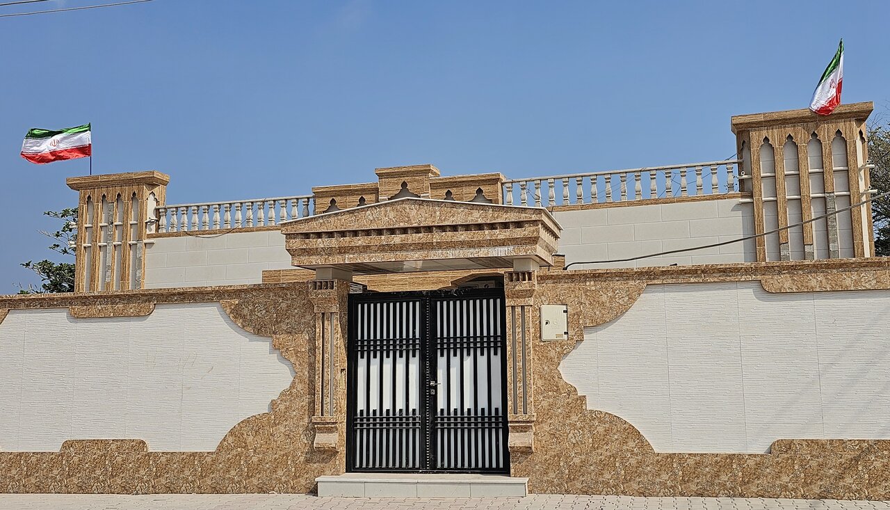 پرچم ایران بر فراز خانههای جزیره هندورابی/ پدرم حب وطن دارد