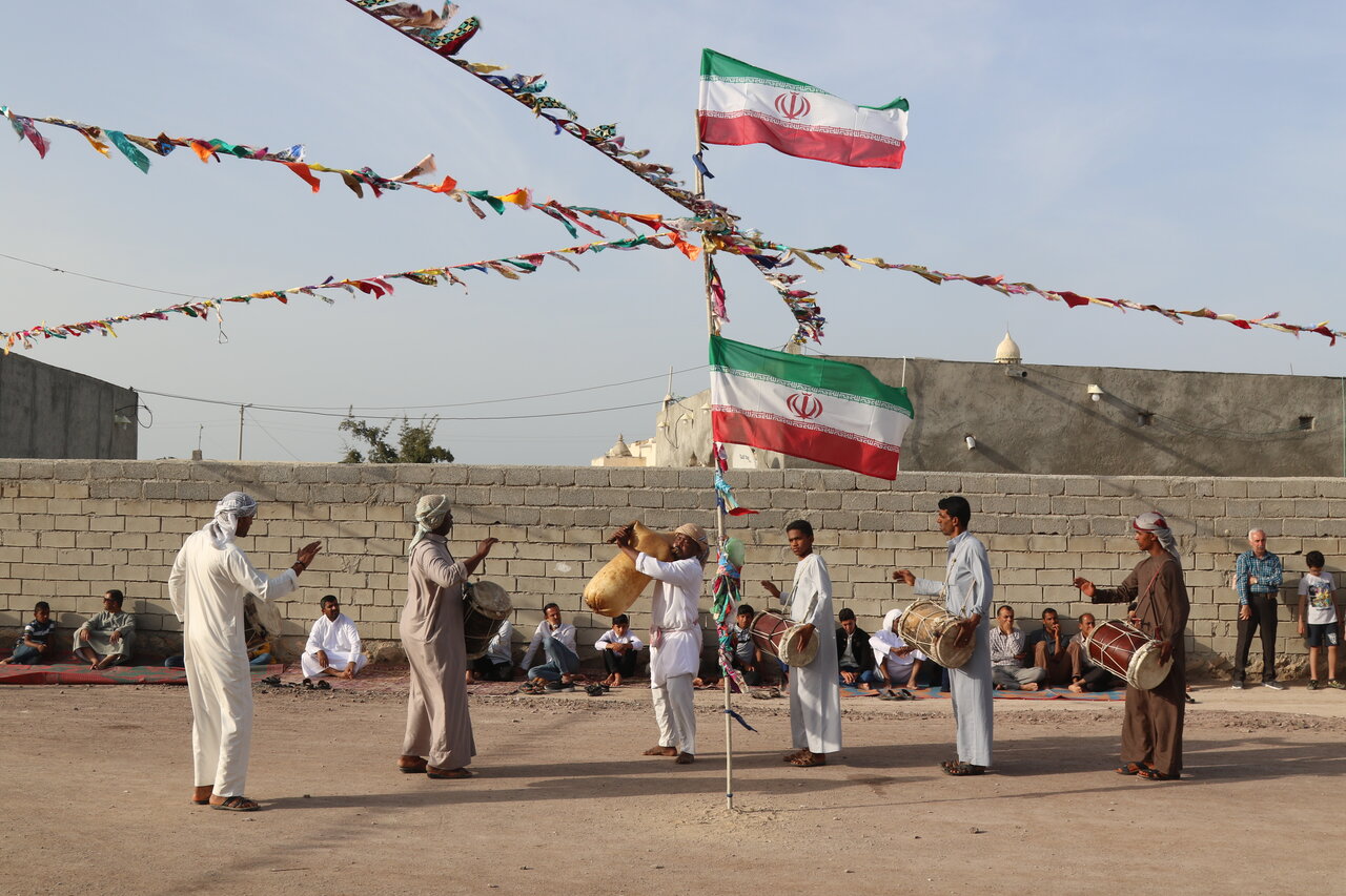 پرچم ایران بر فراز خانههای جزیره هندورابی/ پدرم حب وطن دارد