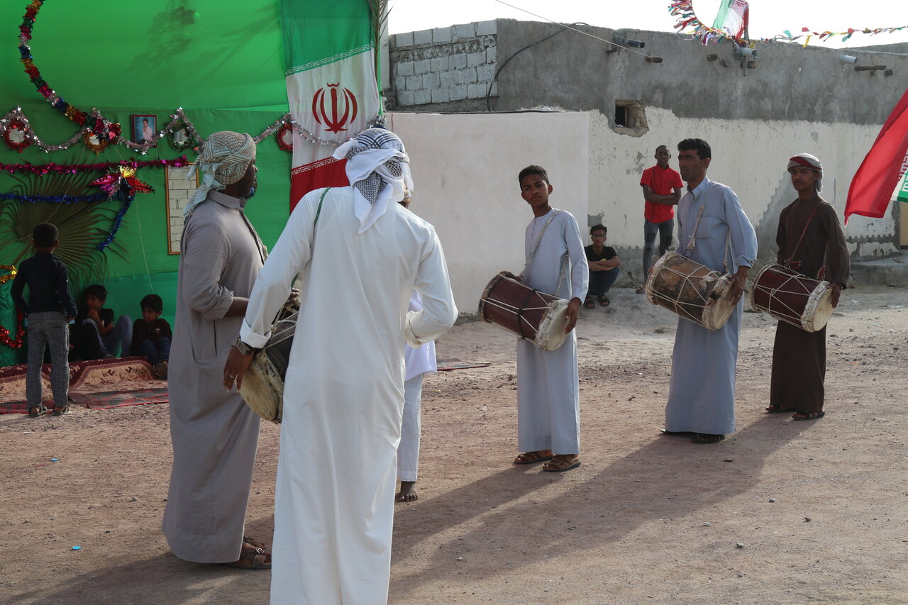 پرچم ایران بر فراز خانههای جزیره هندورابی/ پدرم حب وطن دارد