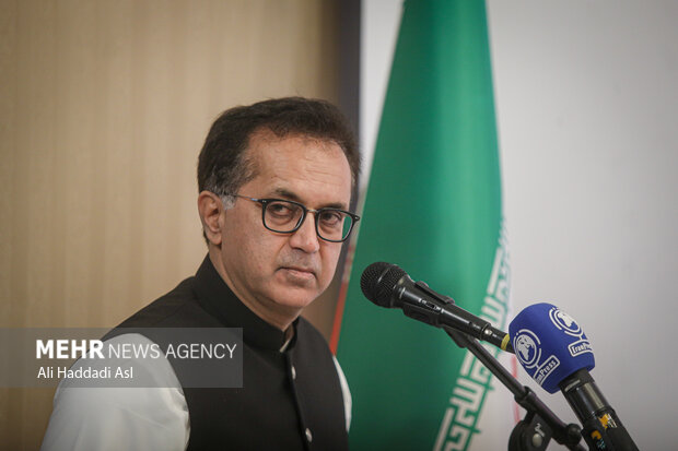 محمد مدثر تیپو سفیر جدید کشور پاکستان در ایران در حال سخنرانی در مراسم روز کشمیر در سفارت پاکستان است