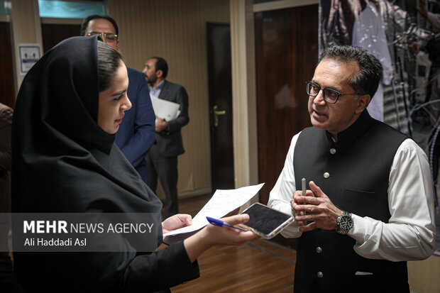 محمد مدثر تیپو سفیر جدید کشور پاکستان در ایران در حال مصاحبه با خبرنگاران حاضر در مراسم روز کشمیر در سفارت پاکستان است