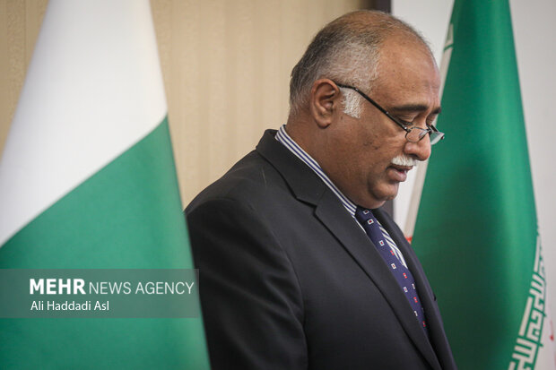 ساجد بلال رایزن کنسولی کشور پاکستان در حال سخنرانی در مراسم روز کشمیر در سفارت پاکستان است