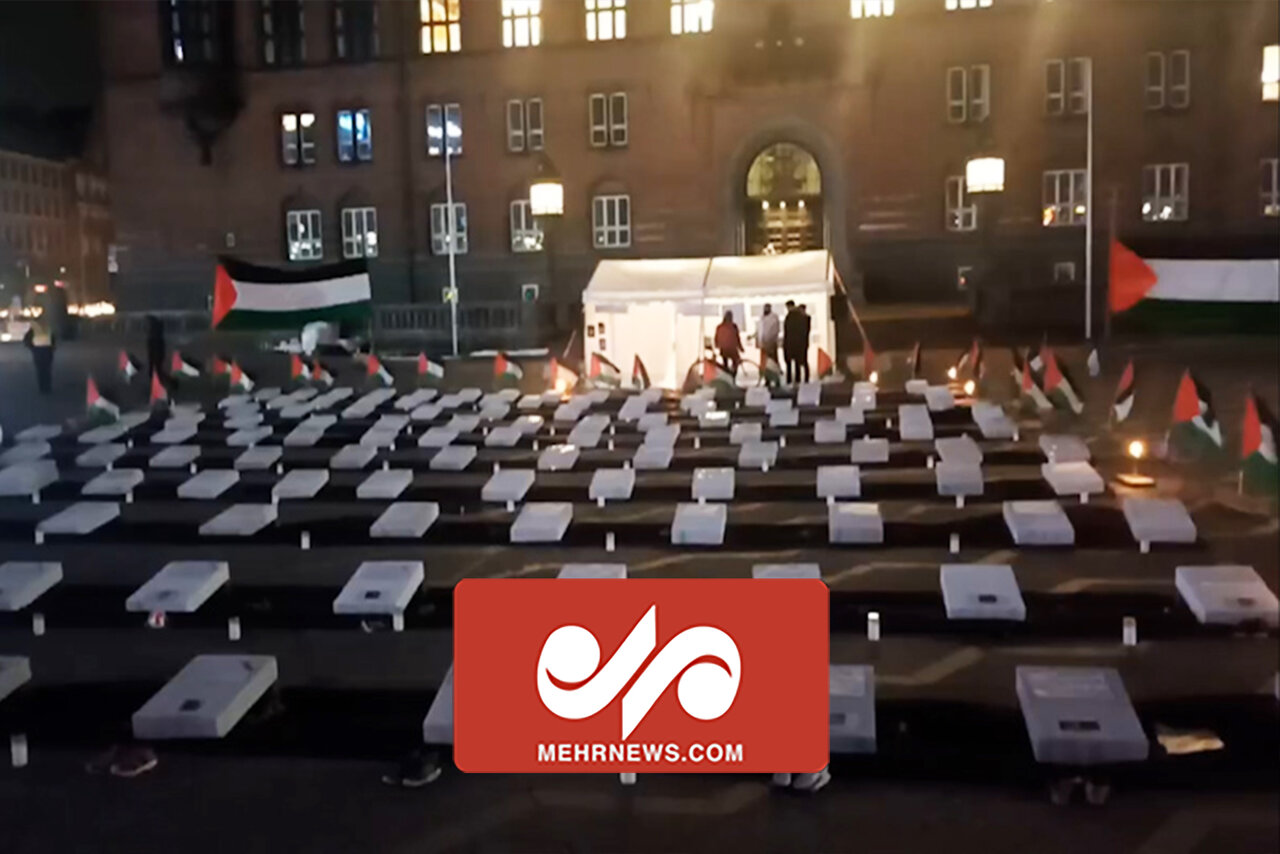 اجرای نمایش ۵۰۰ تابوت و روشن کردن شمع به یاد کودکان غزه