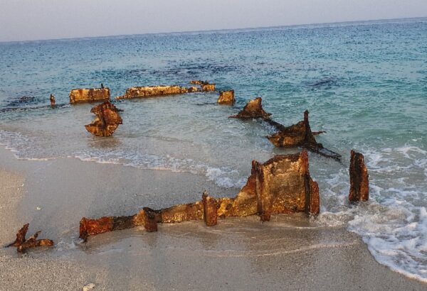 پرچم ایران بر فراز خانههای جزیره هندورابی/ پدرم حب وطن دارد