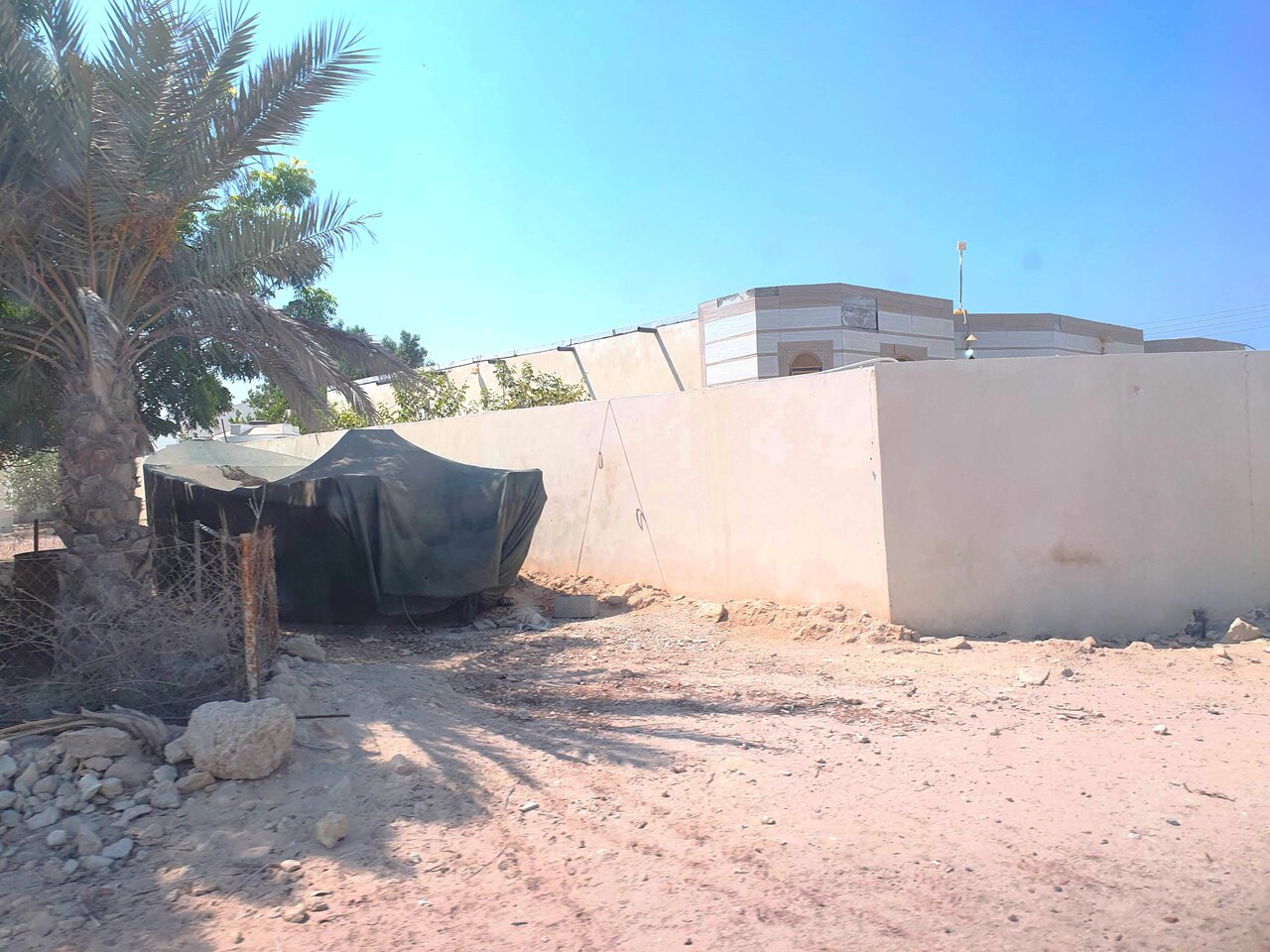 پرچم ایران بر فراز خانههای جزیره هندورابی/ پدرم حب وطن دارد