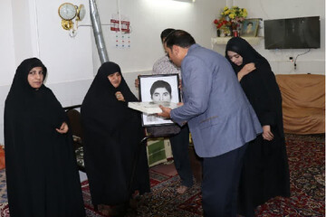 فرماندار مهریز با ۲ خانواده شهید دانش آموز در مهریز دیدار کرد