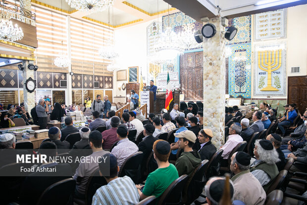 جمععی از اعضا جامعه کلیمیان صبح روز دوشنبه ۸ آبان ۱۴۰۲ در حمایت از مردم مظلوم فلسطین و محکوم کردن جنایات رژیم صهیونیستی در کنیسه یوسف آباد تجمع کردند