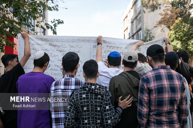 جمععی از اعضا جامعه کلیمیان صبح روز دوشنبه ۸ آبان ۱۴۰۲ در حمایت از مردم مظلوم فلسطین و محکوم کردن جنایات رژیم صهیونیستی در کنیسه یوسف آباد تجمع کردند