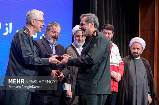 سردار سرلشکر محمد باقری رئیس ستاد کل نیروهای مسلح در حال تقدیر از سردار مهدی ربانی معاونت عملیات ستاد کل نیروهای مسلح در همایش ملی پدافند غیر عامل است