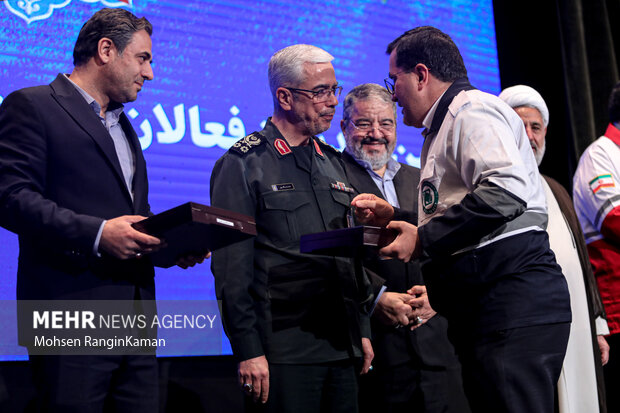 سردار سرلشکر محمد باقری رئیس ستاد کل نیروهای مسلح در حال تقدیر از منتخبین همایش ملی پدافند غیر عامل است