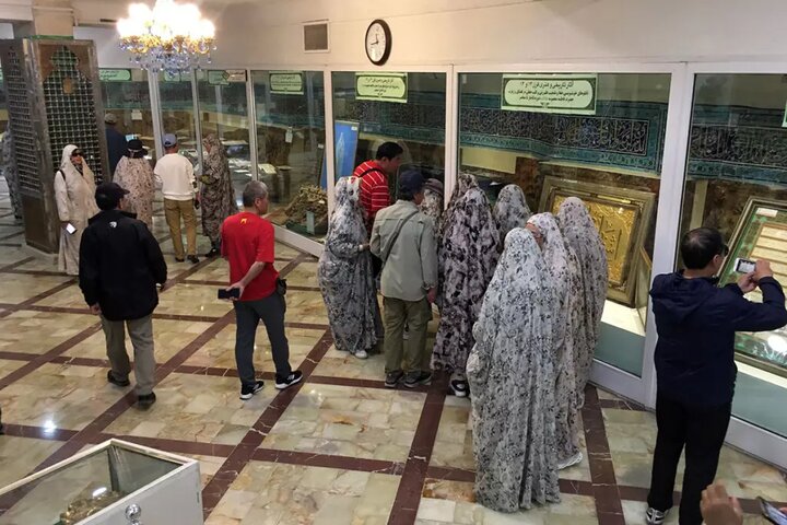 بازدید ۵۰ گردشگر چینی از موزه حضرت معصومه (س) + تصاویر