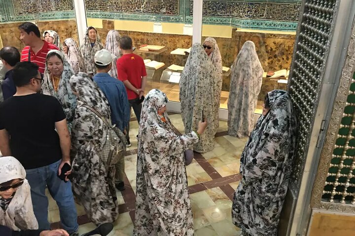 بازدید ۵۰ گردشگر چینی از موزه حضرت معصومه (س) + تصاویر