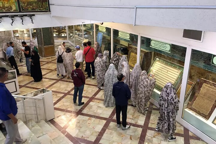 بازدید ۵۰ گردشگر چینی از موزه حضرت معصومه (س) + تصاویر