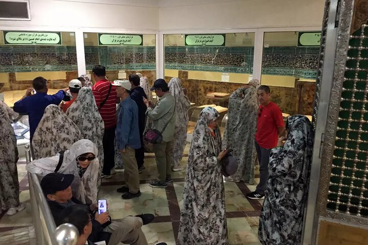 بازدید ۵۰ گردشگر چینی از موزه حضرت معصومه (س) + تصاویر