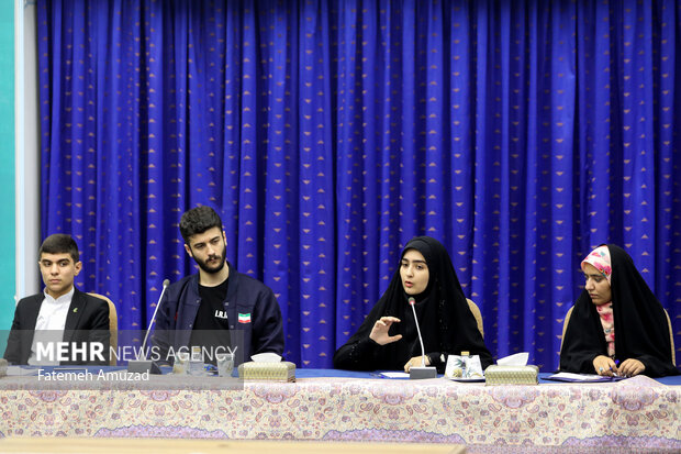 جمعی از نوجوانان صبح روز سه شنبه ۹ آبان ماه ۱۴۰۲ با حجت الاسلام سید ابراهیم رئیسی رئیس جمهور دیدار کردند