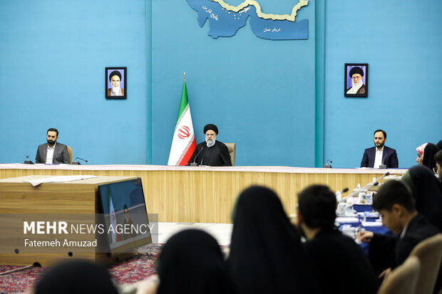 جمعی از نوجوانان صبح روز سه شنبه ۹ آبان ماه ۱۴۰۲ با حجت الاسلام سید ابراهیم رئیسی رئیس جمهور دیدار کردند