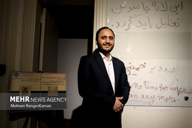 علی بهادری جهرمی سخنگوی دولت در حال بازدید از موزه استکبار شناسی است