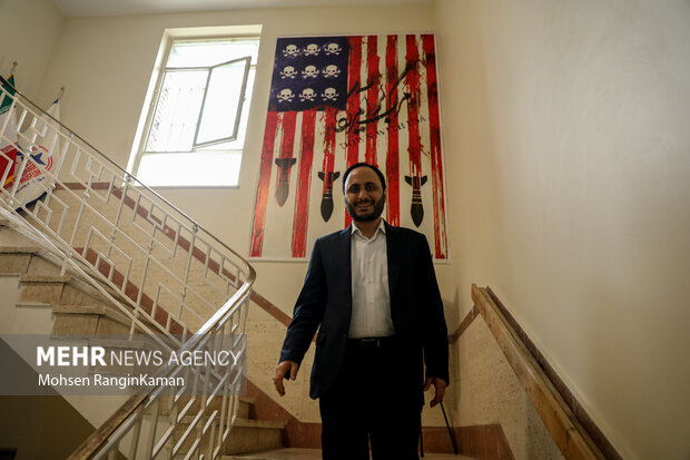 علی بهادری جهرمی سخنگوی دولت در حال بازدید از موزه استکبار شناسی است