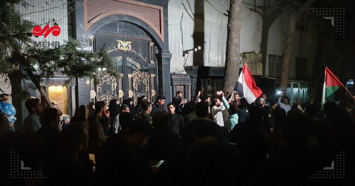 تجمع الشباب والطلاب الطهرانيين امام السفارة اليمنية لدعم تحرك انصار الله ضد الكيان الصهيوني