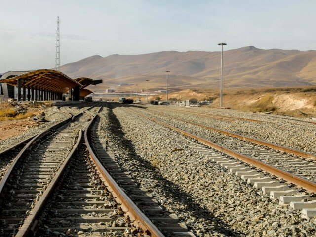 گامی بلند برای توسعه کردستان/ قطار بعد از ۱۸ سال به سنندج میرسد