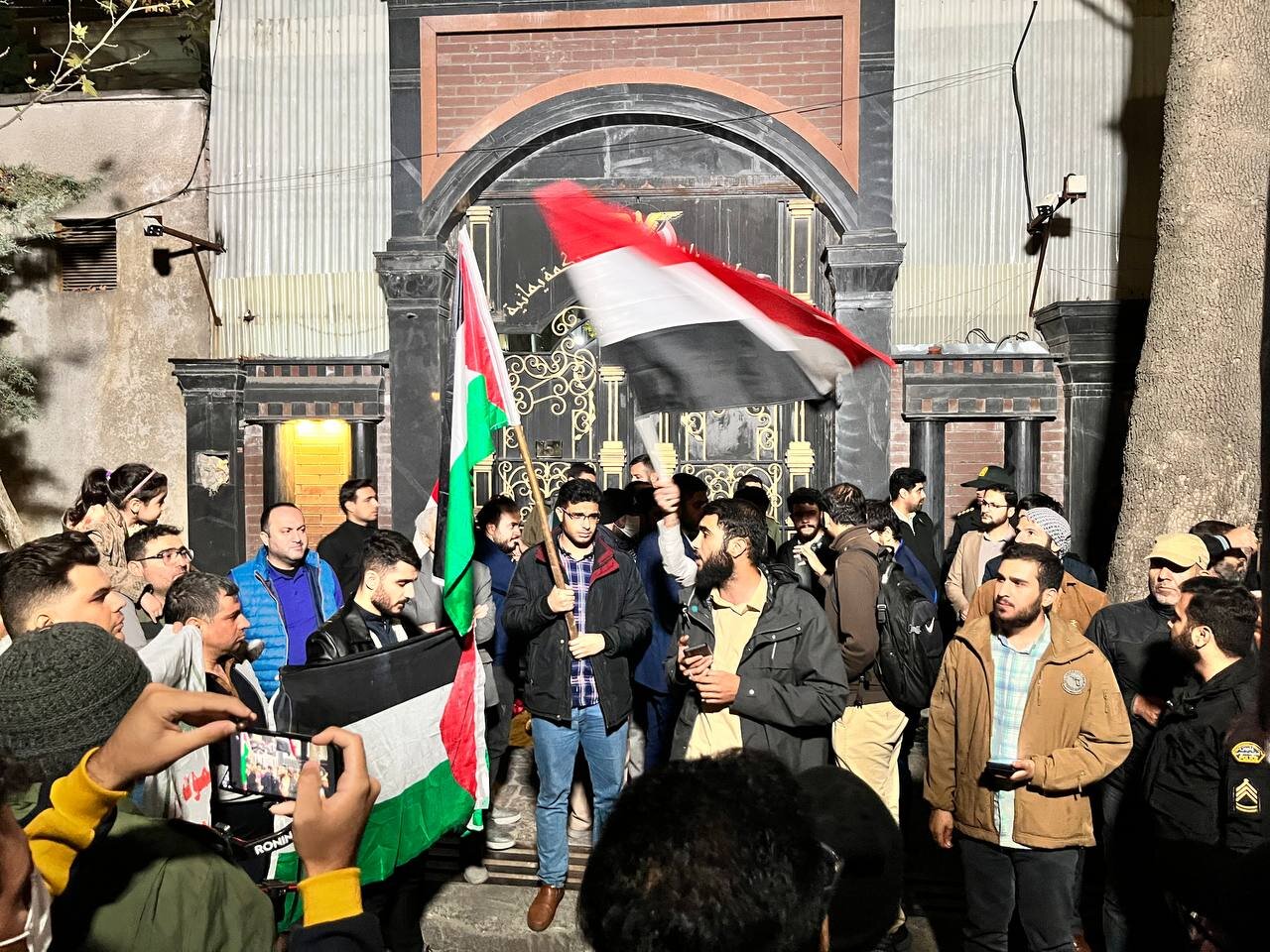 تہران، جوانوں کا انصاراللہ اور فلسطینیوں کے حق میں یمنی سفارت خانے کے باہر اجتماع، ویڈیو اور تصاویر