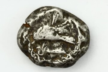 اهدای سکه‌ای با قدمت ۲۳۰۰ سال به گنجینه سکه موزه رضوی