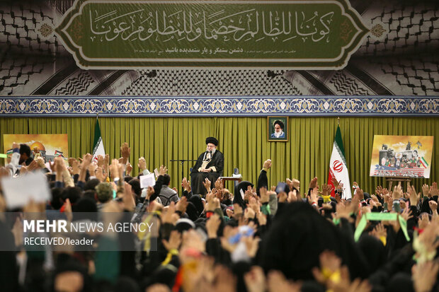 دیدار هزاران نفر از دانش آموزان با رهبر معظم انقلاب اسلامی