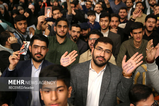 دیدار هزاران نفر از دانش آموزان و دانشجویان  با رهبر معظم انقلاب اسلامی