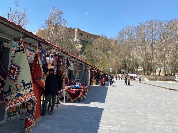 دستهایی که تاریخ میبافند؛ اینجا هنر نان درمیآورد