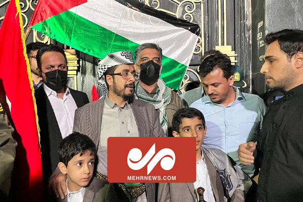 همراهی سفیر یمن با مردم تهران در سردادن شعار علیه اسرائیل